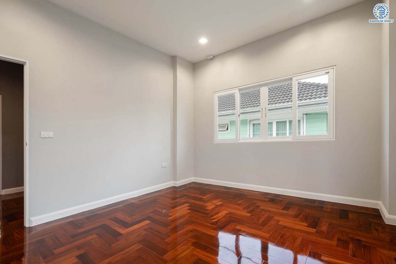 บ้านมือสองตกแต่งใหม่ โครงการ ธนานนท์ ราชพฤกษ์ เนื้อที่ 60 ตร.ว. ฟังก์ชัน 3 ห้องนอน 3 ห้องน้ำ จอดรถได้ 2 คัน พร้อมห้องอเนกประสงค์ 1 ห้อง สามารถปรับเปลี่ยนเป็นห้องทำงาน หรือห้องนอนได้ตามความต้องการ Facilities ตอบโจทย์ทุกกิจกรรม! บนทำเลติดถนนราชพฤกษ์ ใกล้วงเวียนพระราม5 เซ็นทรัลเวสต์เกต และรถไฟฟ้า "สถานีบางรักน้อยท่าอิฐ"